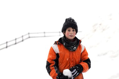 dağlarda yün kap ve kış ceket ile şirin küçük çocuk