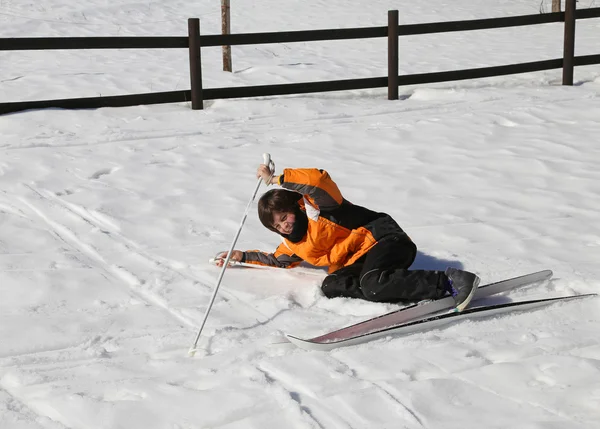 अनुभवहीन लड़का पहली बार क्रॉस-कंट्री स्की की कोशिश कर रहा है — स्टॉक फ़ोटो, इमेज