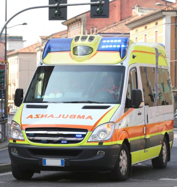 İtalyan ambulans tıbbi bir acil durum sırasında çalışır