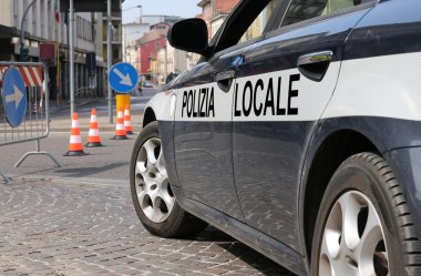 İtalyan polis arabası sokakta barikat sırasında