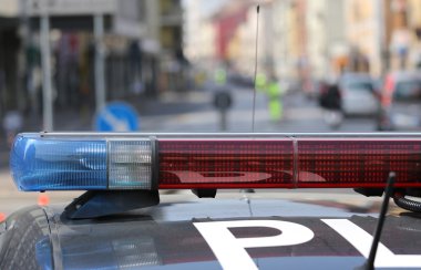 mavi ve kırmızı polis arabası sirenler barikat sırasında yanıp