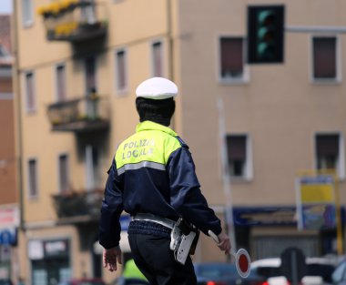 Kırmızı ile engelleme trafik süre üniformalı İtalyan polis