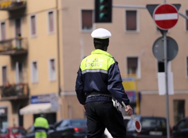 Kırmızı ile engelleme trafik süre üniformalı İtalyan polis