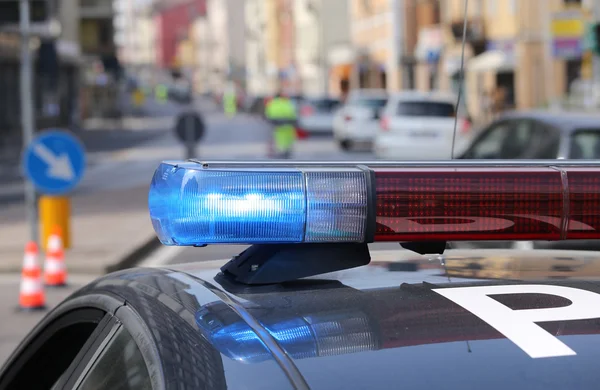 Modré a červené blikající sirény policejního auta — Stock fotografie
