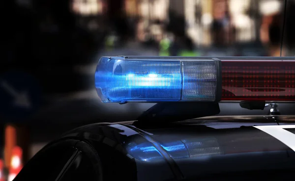 Kék villogó sziréna rendőrségi autó alatt az útzár a c — Stock Fotó
