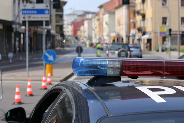 Kék és piros villogó sziréna rendőrségi autó alatt az útzár — Stock Fotó