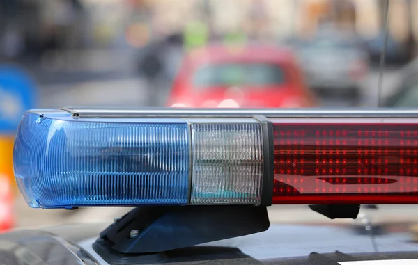Azul e vermelho sirenes piscando de carro da polícia — Fotografia de Stock