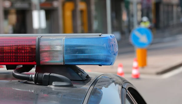 Mavi ve kırmızı polis arabası sirenler barikat sırasında yanıp — Stok fotoğraf