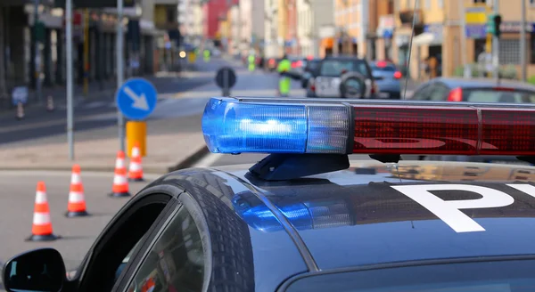 Sirenas azules de coche de policía durante el bloqueo en la ciudad —  Fotos de Stock