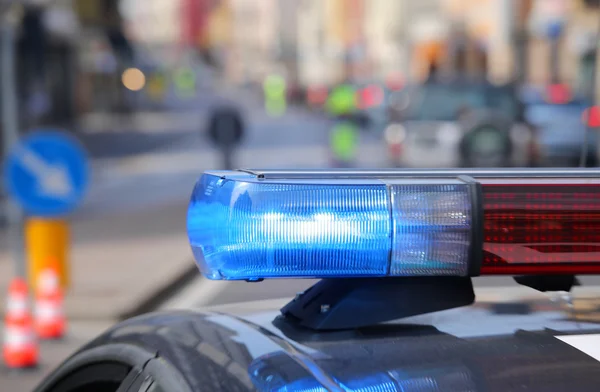 Sirenas parpadeantes azules del coche de policía durante el bloqueo — Foto de Stock