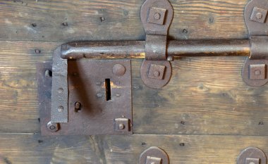 paslı kilit Ortaçağ castl kapıyı kapatmak için sürgü ile