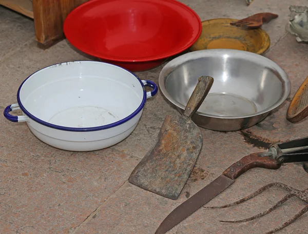 Tienda de antigüedades: cuencos antiguos y un Cleaver — Foto de Stock