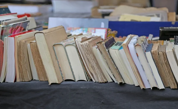 Longue gamme de livres anciens très rares à vendre — Photo