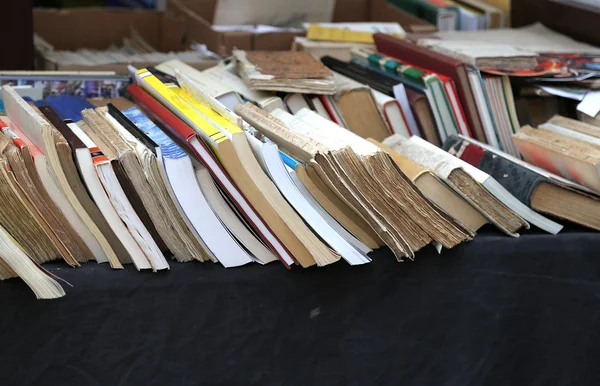 Линия старинных очень редких книг для продажи — стоковое фото