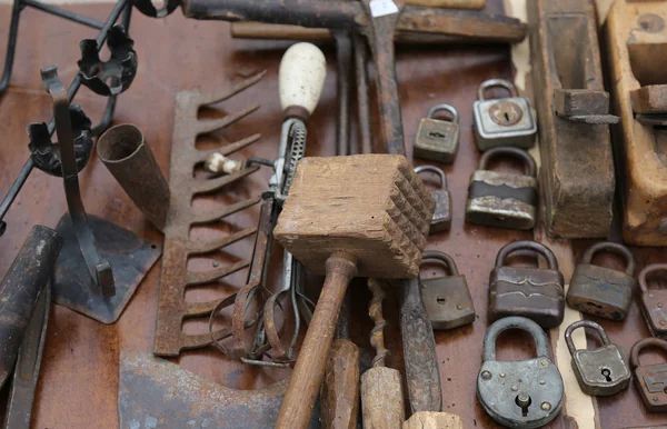 Hammer and rusty padlocks and planers in the workshop of flea ma — Stock Photo, Image