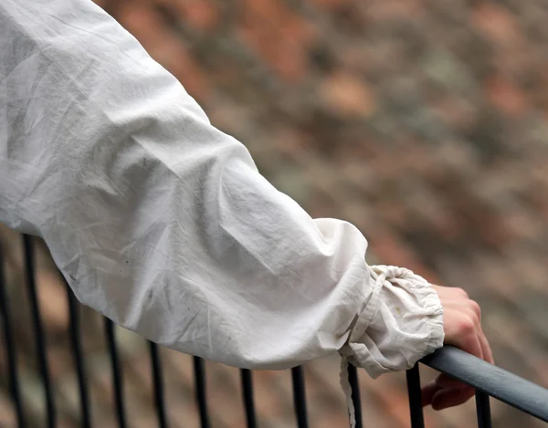 Noble's hand with the ancient dress resting on the railing of th — Stock Photo, Image