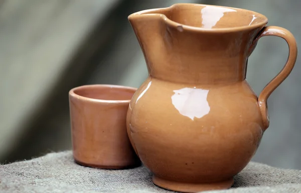 Alte Keramik- und Glaskanne im mittelalterlichen Stil — Stockfoto