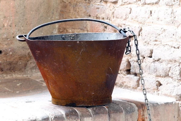 Antiguo caldero de cobre en las cocinas del castillo — Foto de Stock