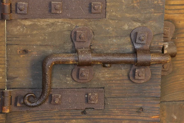 中世のお城のドアを閉じるためのデッドボルトとさびた錠前 — ストック写真