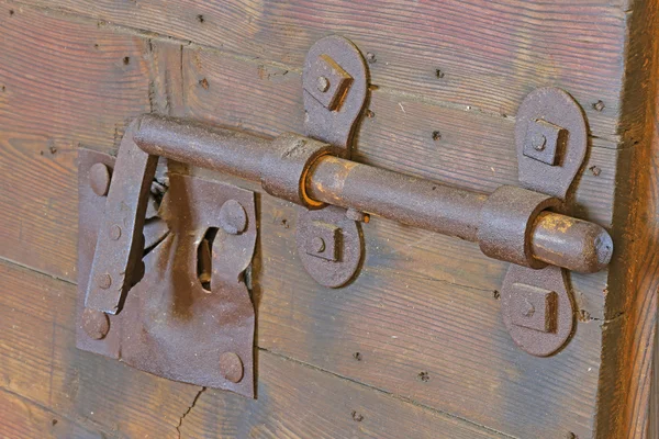 Cerradura con gran cerrojo para cerrar la puerta del castillo —  Fotos de Stock