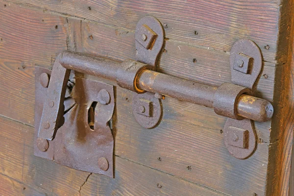 Bloqueio com grande deadbolt para fechar a porta do castelo — Fotografia de Stock