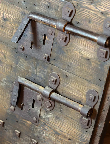 中世の城の扉を閉じる大きなデッドボルトと古いロック — ストック写真