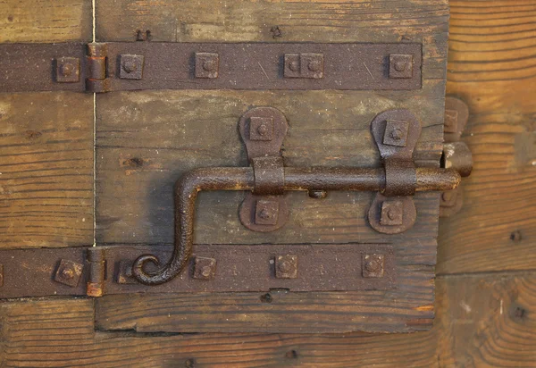 中世の城の扉を閉じる大きなデッドボルトとさびた錠前 — ストック写真