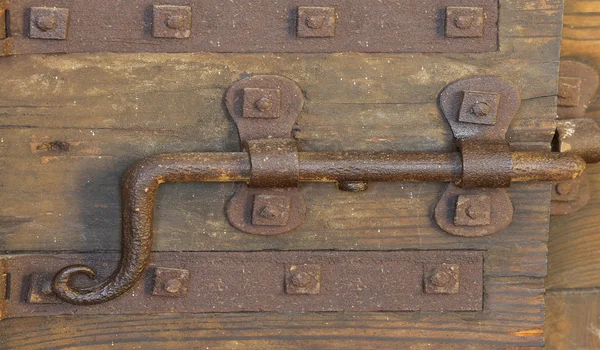 Vieille serrure rouillée avec pêne dormant pour fermer la porte du château — Photo