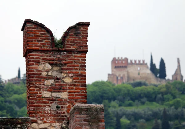 兵士を保護するために壁の上に城の胸壁 — ストック写真