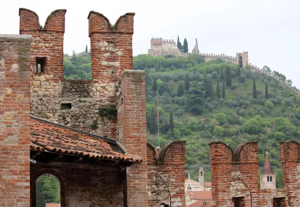 Château avec des remparts pour la défense et le château supérieur — Photo