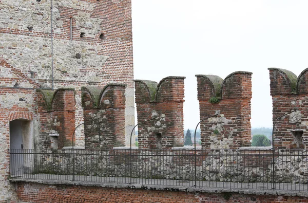 Almenas del castillo en las paredes para proteger el s medieval — Foto de Stock