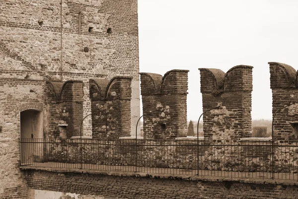 Merlature del castello sulle mura per proteggere i medievali s — Foto Stock