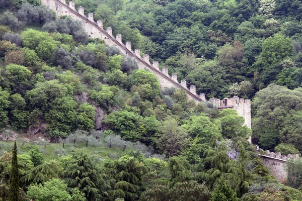 이탈리아에서 마 로스 티 카의 성곽의 긴 벽 — 스톡 사진