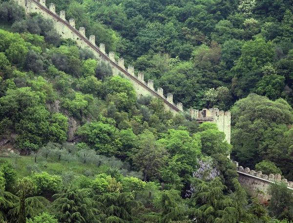 Longas muralhas do castelo de Marostica na Itália — Fotografia de Stock