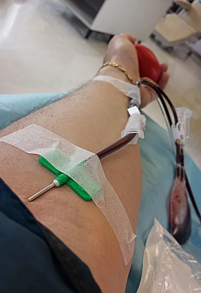 Pendant la transfusion à l'hôpital avec l'aiguille dans l'ar — Photo