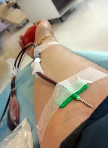 Aguja en el brazo del donante de sangre durante la donación de sangre — Foto de Stock