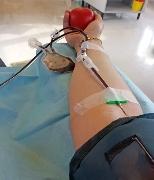 Blodgivare under blodtransfusion och donation — Stockfoto