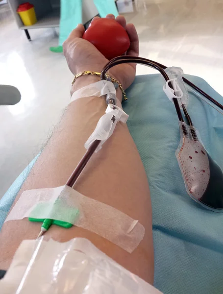 Doador de sangue durante a transfusão e doação de sangue — Fotografia de Stock