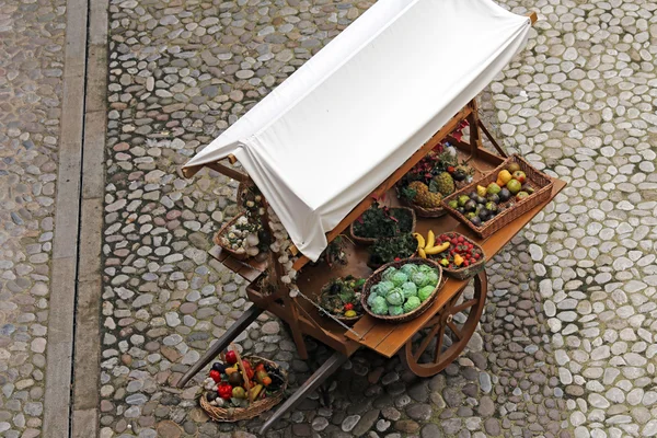 Cart with fruits and vegetables for sale — Stock Photo, Image