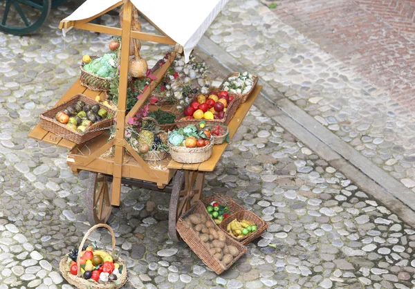 Cart with fruits and vegetables for sale — Stock Photo, Image