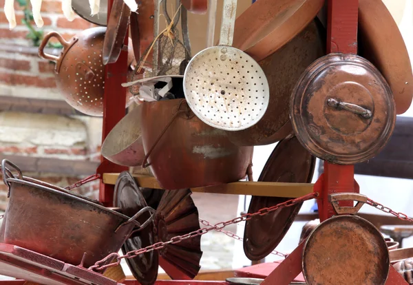 Koperen voorwerpen voor keuken en huis voor verkoop op rommelmarkt — Stockfoto