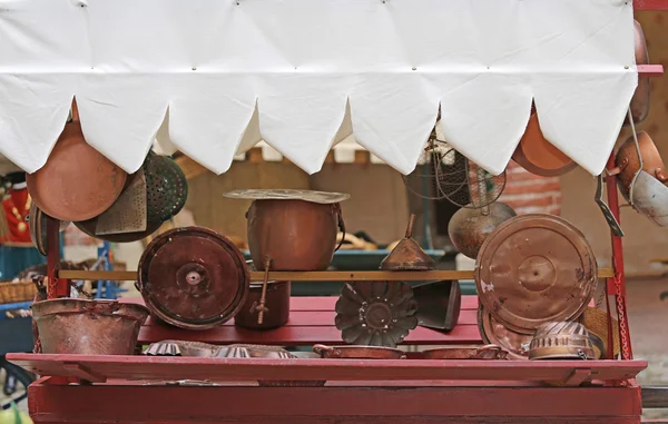 Objetos de cobre para cocina y hogar para la venta en el mercado de pulgas —  Fotos de Stock