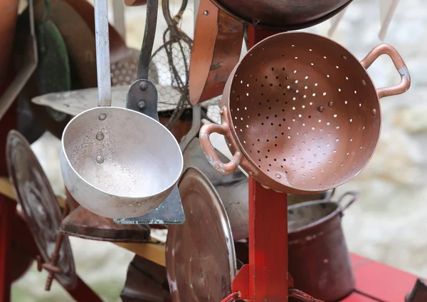 Collander e outros objetos de cobre velhos no carrinho para venda na pulga — Fotografia de Stock