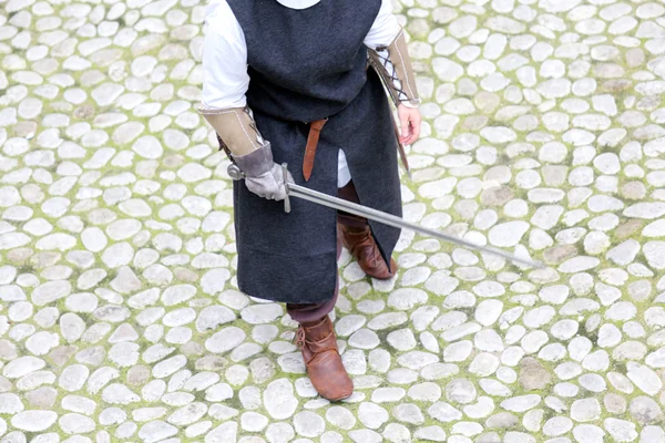 Middeleeuwse soldaat met zwaard tijdens de laatste duel — Stockfoto