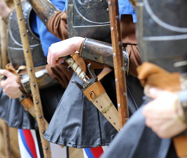 Soldados medievais no castelo europeu — Fotografia de Stock