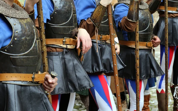 Soldados medievales en el castillo europeo — Foto de Stock