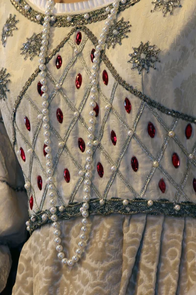 貴重な真珠のネックレスを持つ古代中世豪壮なドレス — ストック写真