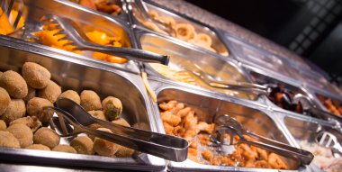 Açık büfe Çin restoranında yemek