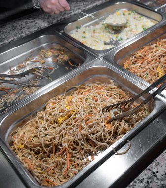 Spagetti ve Çin restoranında sebzeli pilav