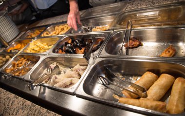 Açık büfe Çin restoranında yemek